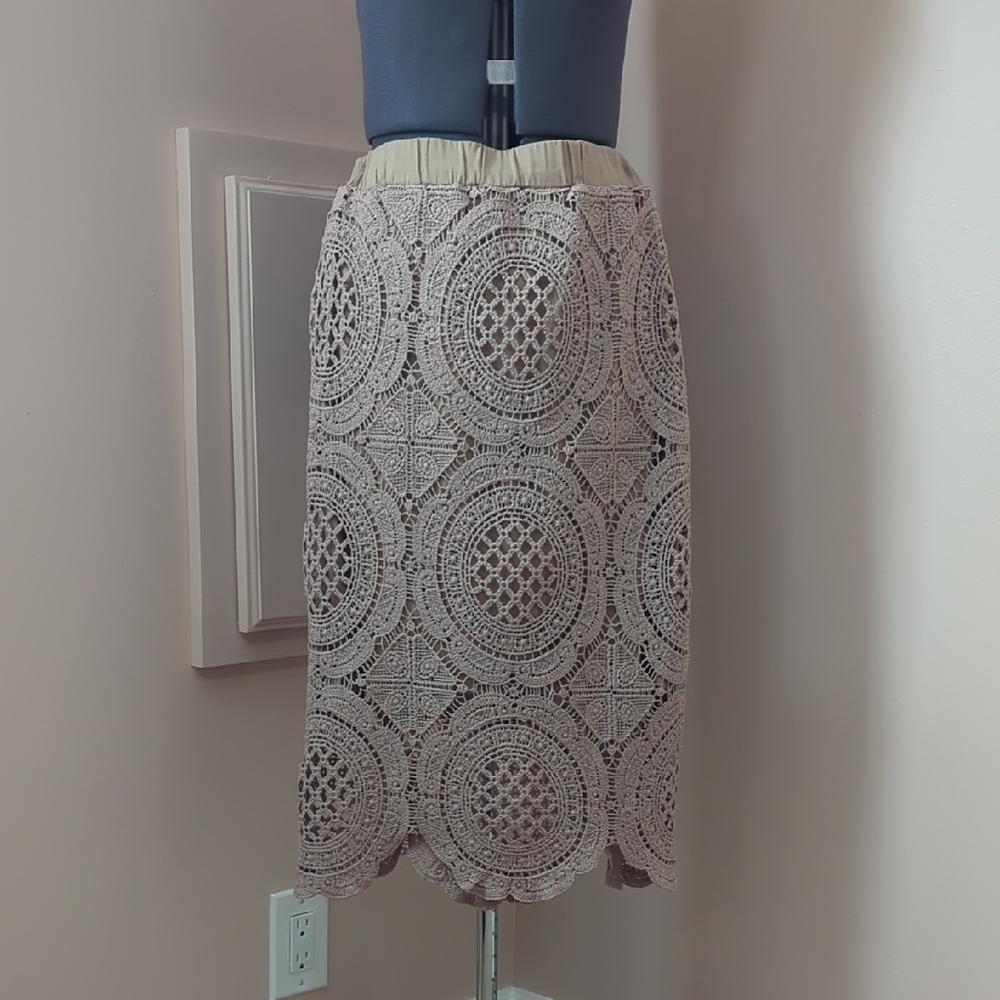 Chic Lace Midi Skirt in Beige